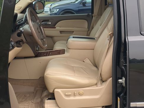 Used 2011 Chevrolet Avalanche LTZ AWD/4WD image 11