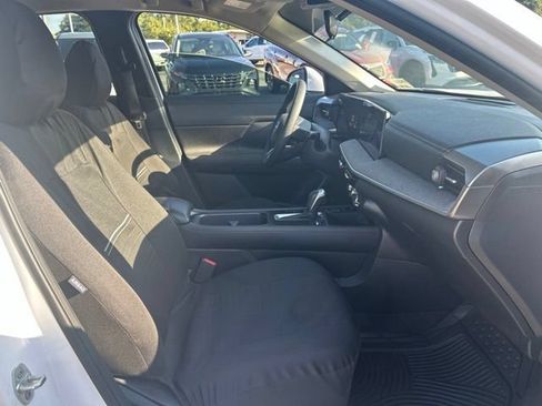 Used 2025 Nissan Kicks SV FWD image 11