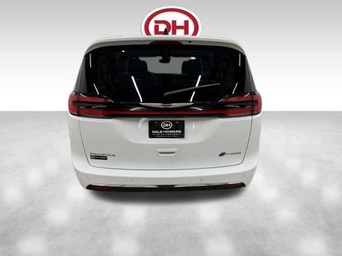 Used 2024 Chrysler Pacifica Select image 14