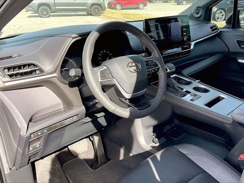 Used 2024 Toyota Sienna XSE image 39