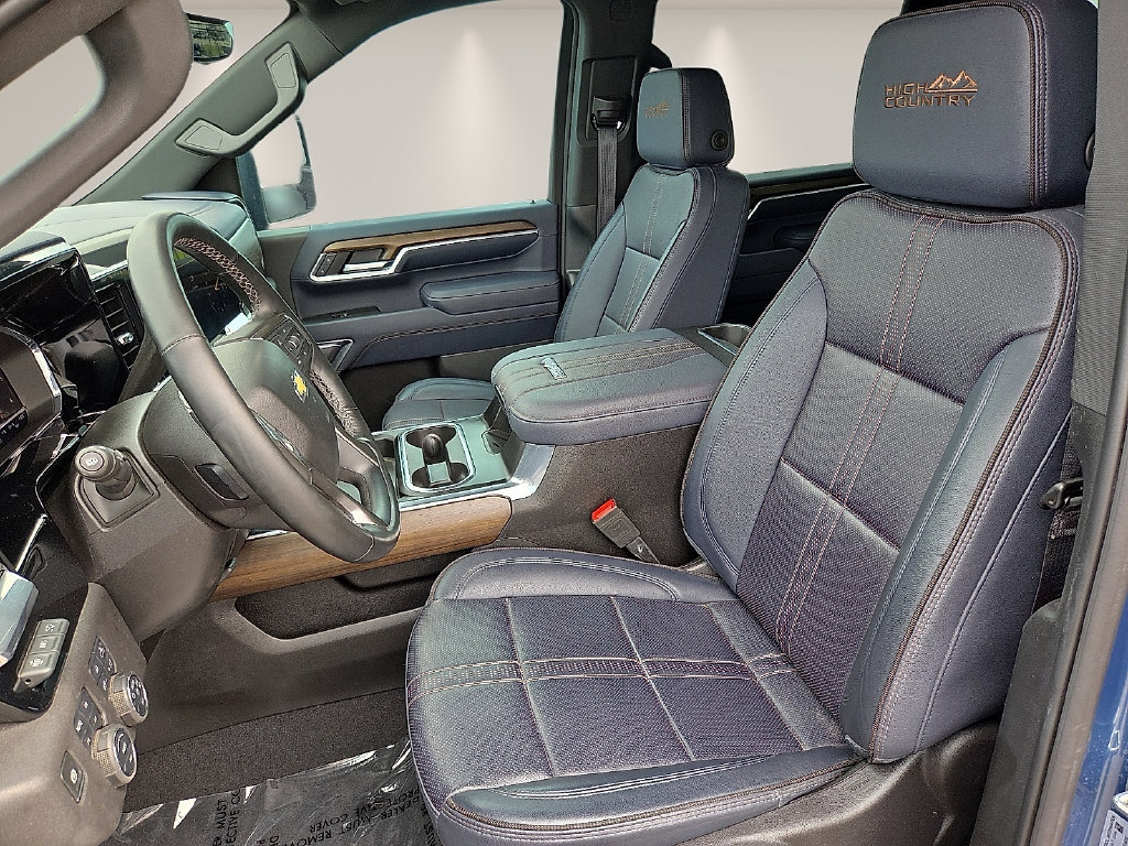 Used 2025 Chevrolet Silverado 2500 High Country w/ Technology Package AWD/4WD image 12