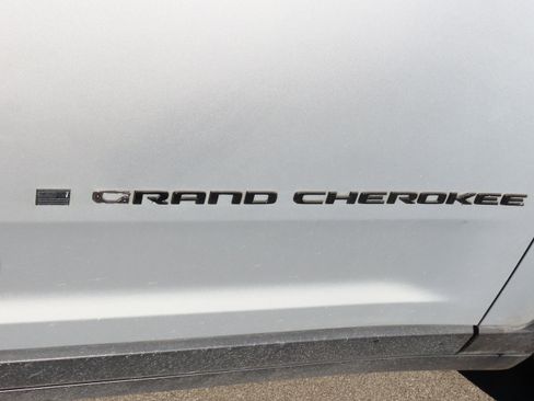 Used 2023 Jeep Grand Cherokee L Laredo image 9