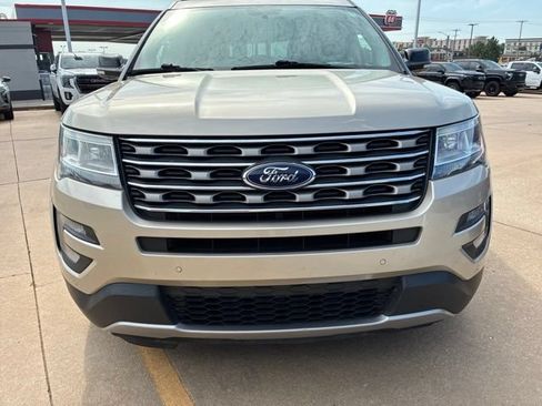 Used 2017 Ford Explorer XLT w/ Equipment Group 202A FWD image 2