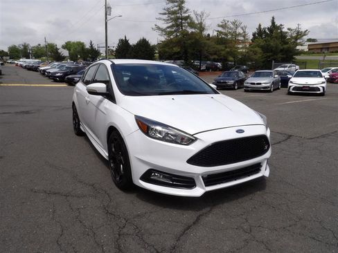 Used 2018 Ford Focus ST image 2