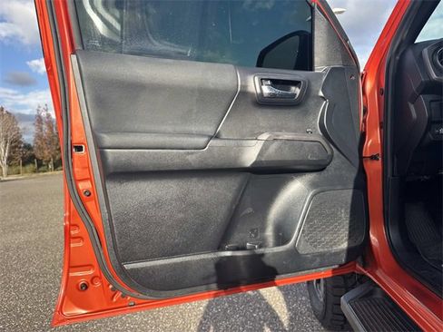 Used 2018 Toyota Tacoma TRD Sport image 17