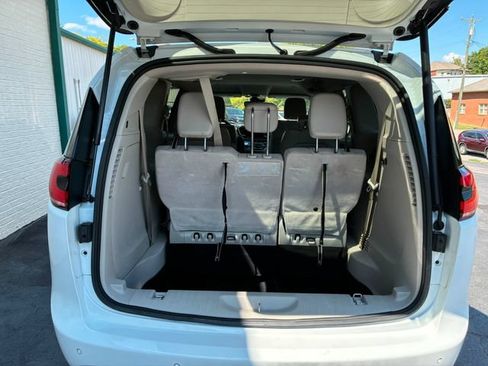 Used 2021 Chrysler Pacifica Touring-L FWD image 28