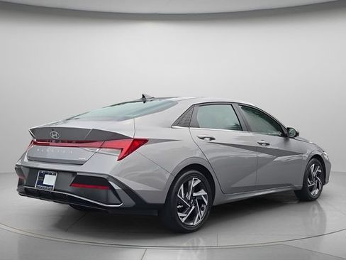 Used 2025 Hyundai Elantra Limited FWD image 7