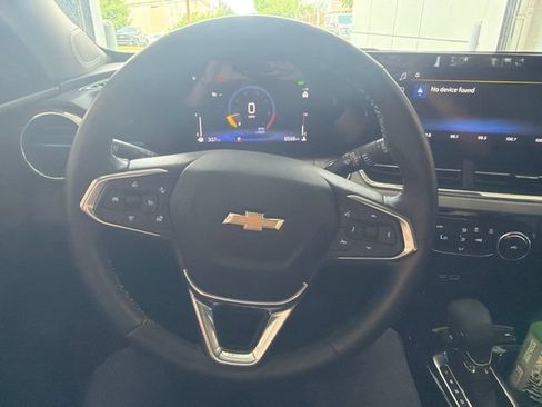 Used 2025 Chevrolet Trax LT FWD image 7