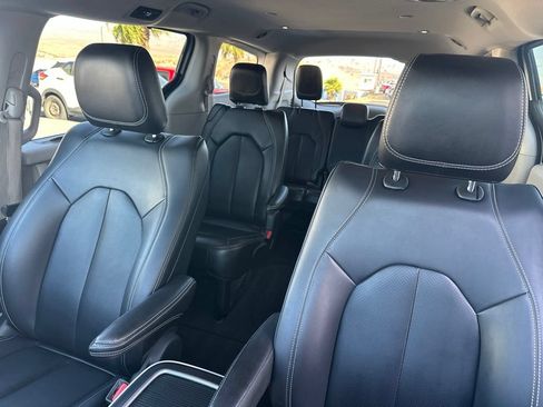 Used 2024 Chrysler Pacifica Touring-L FWD image 17