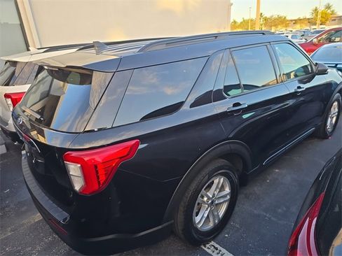 Used 2022 Ford Explorer XLT image 3