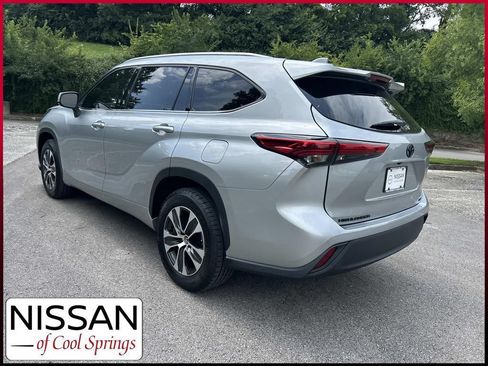 Used 2021 Toyota Highlander XLE FWD image 5