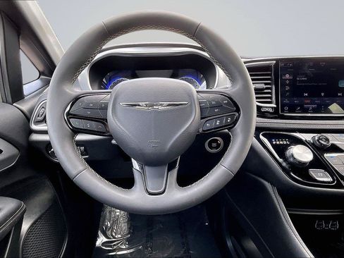 Used 2025 Chrysler Pacifica Limited FWD image 6