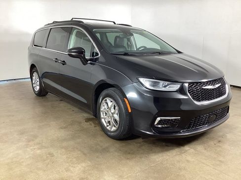 Used 2022 Chrysler Pacifica Touring-L FWD image 4