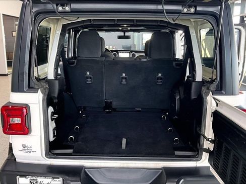 Used 2019 Jeep Wrangler Unlimited Sahara w/ Uconnect 4C Nav & Sound Group AWD/4WD image 23