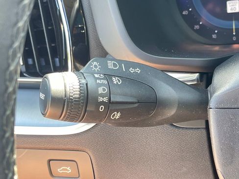 Used 2022 Volvo XC60 B5 Momentum image 18