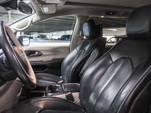 Used 2019 Chrysler Pacifica Limited w/ Advanced Safetytec Group FWD image 19