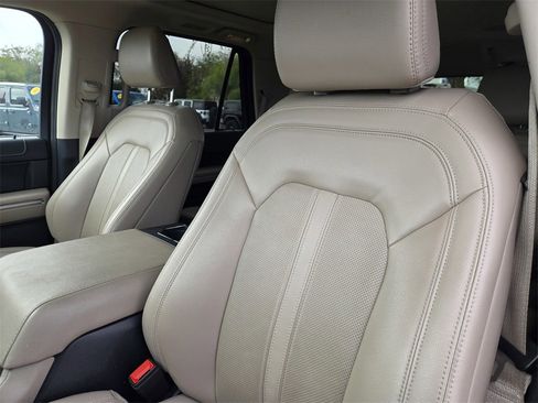 Used 2023 Ford Expedition Limited image 16