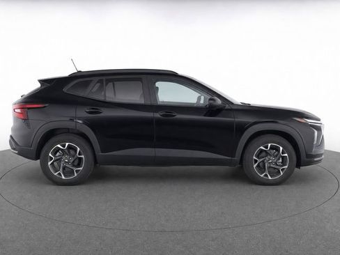 Used 2024 Chevrolet Trax LT w/ Sunroof Package FWD image 3