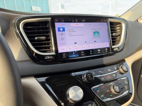 Used 2023 Chrysler Pacifica Touring-L FWD image 18