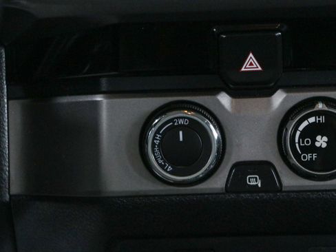 Used 2017 Toyota Tacoma SR5 AWD/4WD image 21