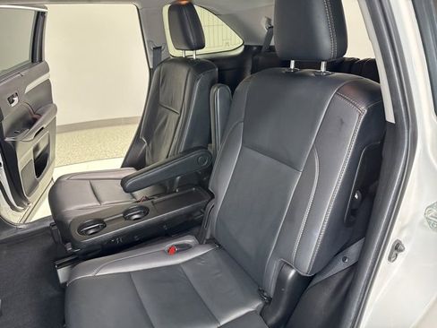 Used 2019 Toyota Highlander XLE image 29