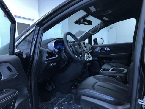 Used 2025 Chrysler Pacifica Select image 11