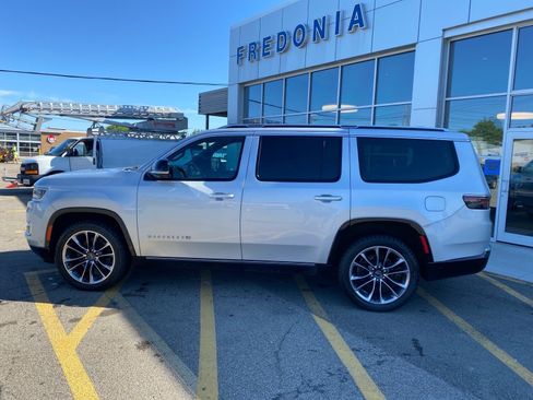 Used 2023 Jeep Wagoneer Series III w/ Premium Group I AWD/4WD image 3