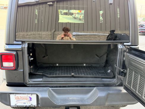 Used 2023 Jeep Wrangler Sport S image 9