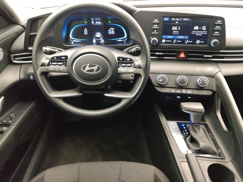 Used 2025 Hyundai Elantra SE FWD image 22