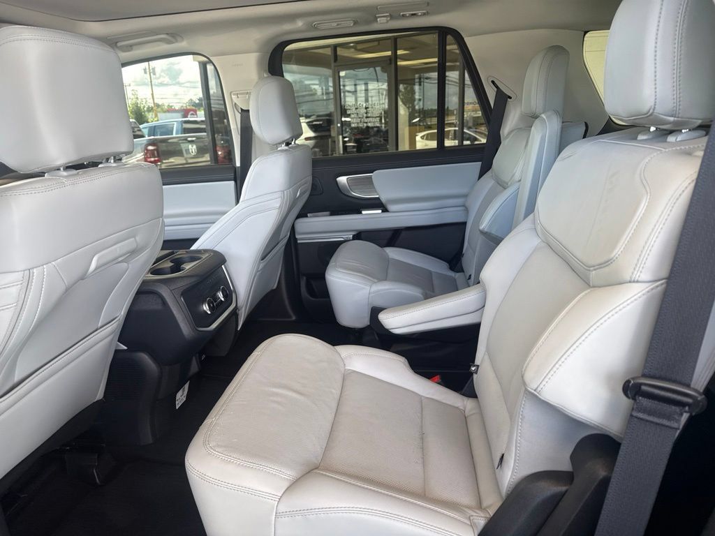 Certified 2025 Ford Expedition Platinum w/ Driver's Package AWD/4WD image 14