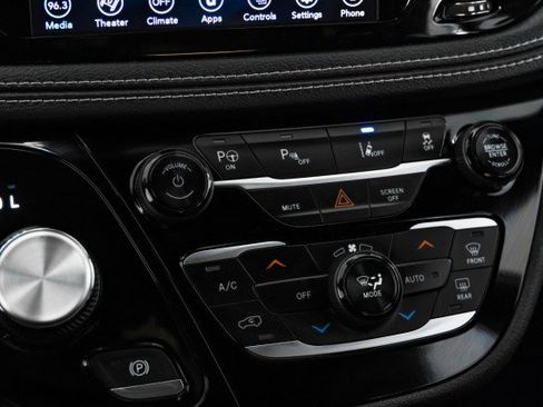 Used 2019 Chrysler Pacifica Limited w/ Advanced Safetytec Group image 26