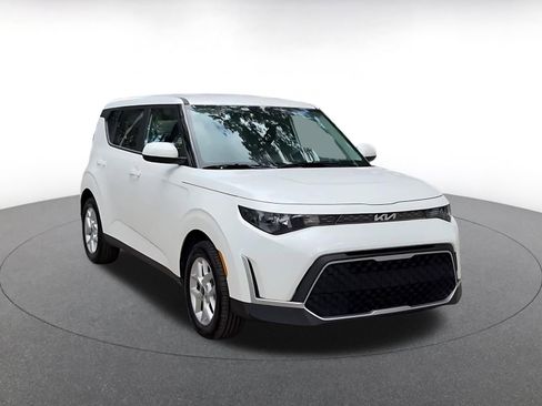 Used 2025 Kia Soul LX w/ LX Technology Package FWD image 3