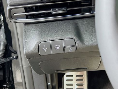 Certified 2025 Hyundai Elantra SEL image 9