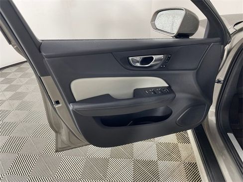 Used 2020 Volvo V60 T5 Cross Country image 11