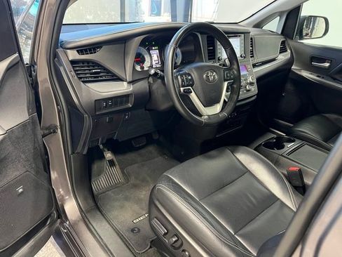 Used 2019 Toyota Sienna SE Premium image 18