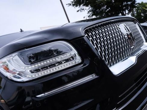 Used 2018 Lincoln Navigator Reserve w/ Technology Package AWD/4WD image 12