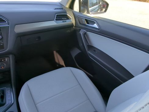 Used 2021 Volkswagen Tiguan SE image 15