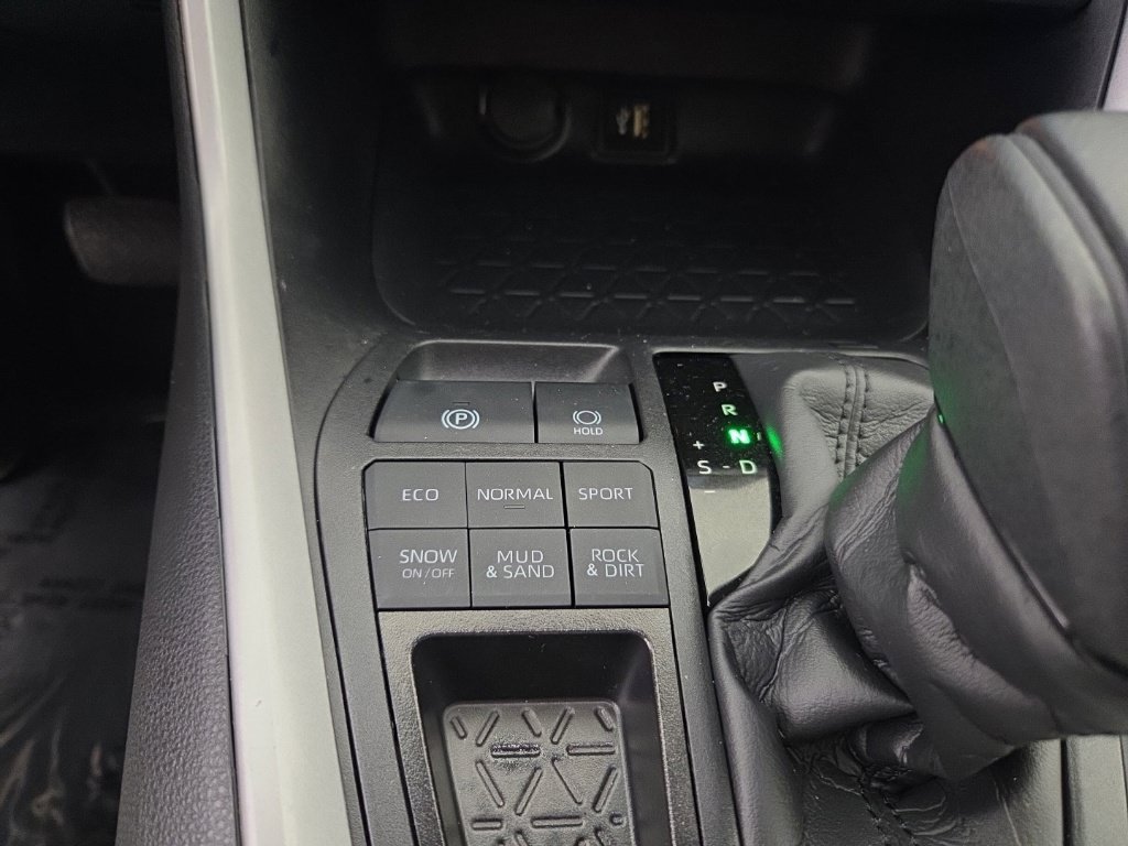 Used 2025 Toyota RAV4 XLE AWD/4WD image 37