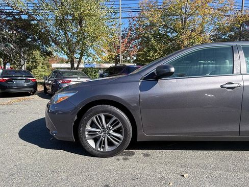 Used 2017 Toyota Camry SE image 5