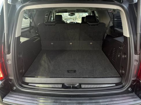 Used 2018 Chevrolet Suburban LT w/ Luxury Package RWD image 9