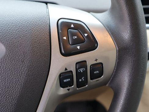 Used 2018 Ford Taurus SE FWD image 12