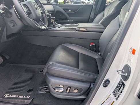 Used 2024 Lexus LX 600 4WD w/ Luxury Package image 12