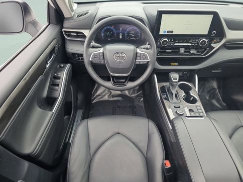 Used 2025 Toyota Highlander Limited AWD/4WD image 5