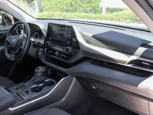 Used 2022 Toyota Highlander LE image 34