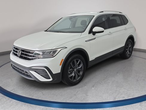Used 2023 Volkswagen Tiguan SE FWD image 1