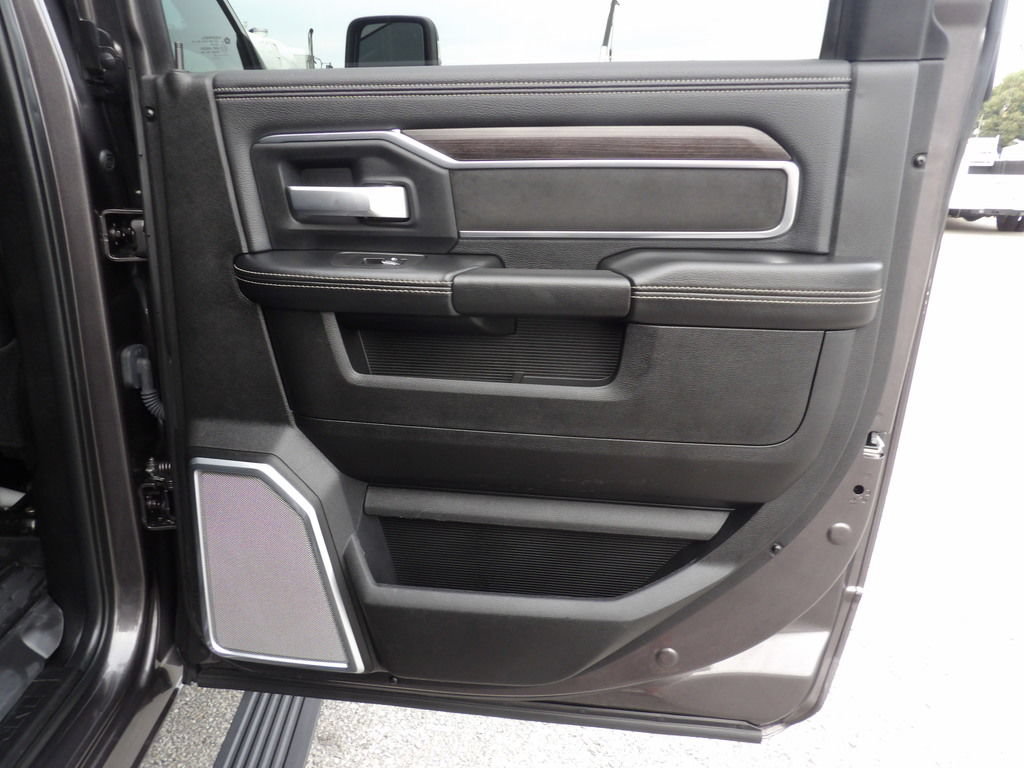 Used 2025 RAM 3500 Laramie AWD/4WD image 33