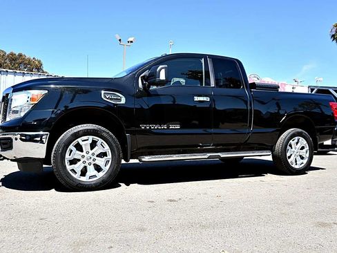 Used 2018 Nissan Titan SV w/ SV Convenience Package AWD/4WD image 4