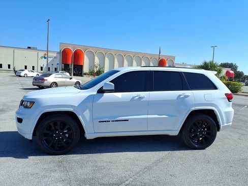 Used 2020 Jeep Grand Cherokee Altitude image 4