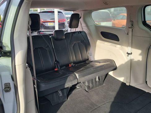 Certified 2024 Chrysler Pacifica Touring-L image 19