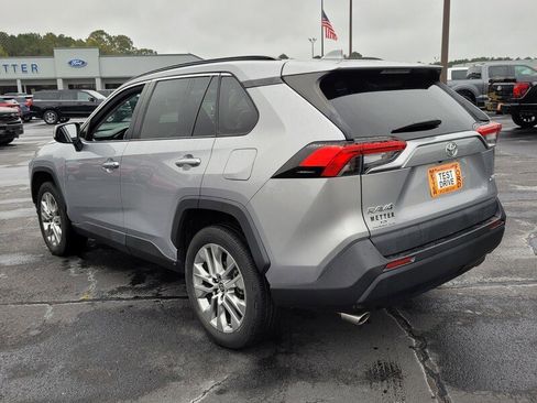 Used 2021 Toyota RAV4 XLE Premium image 8